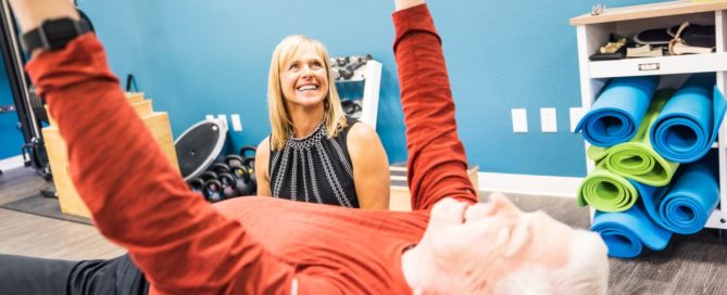 Physical therapist in Reno works with a patient