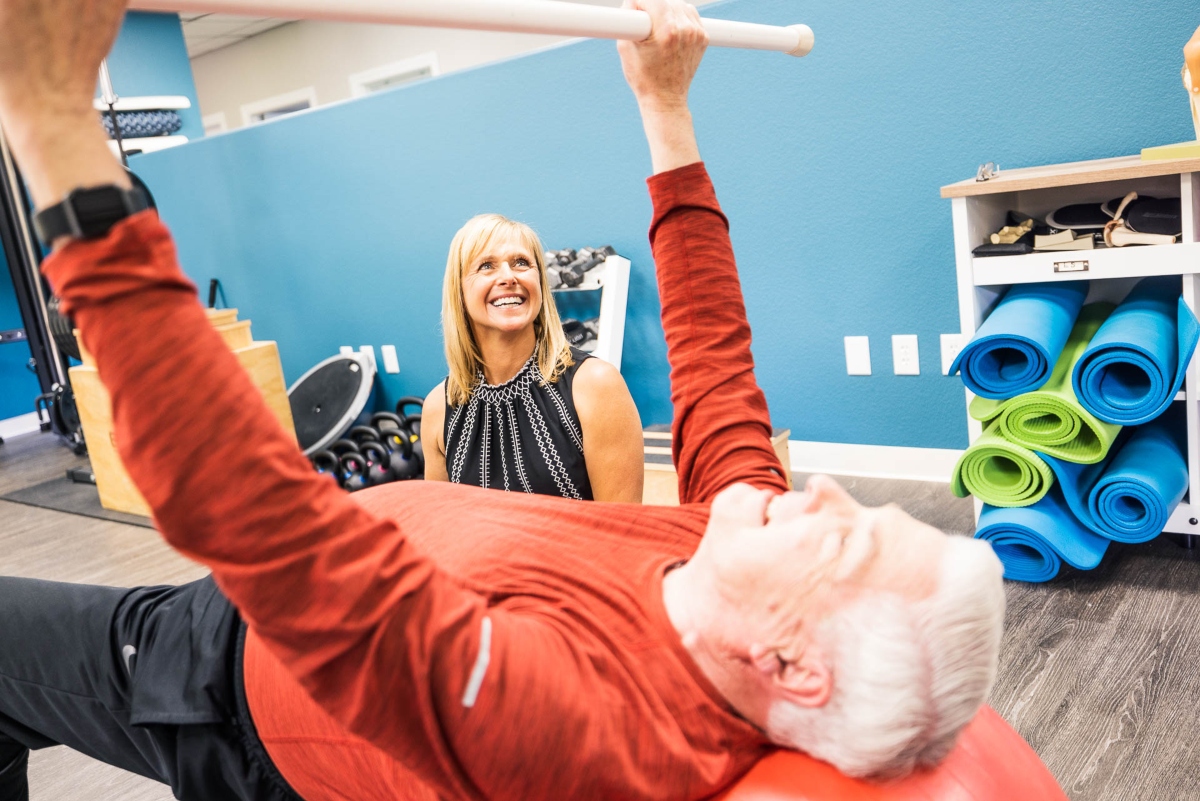 Physical therapist in Reno works with a patient